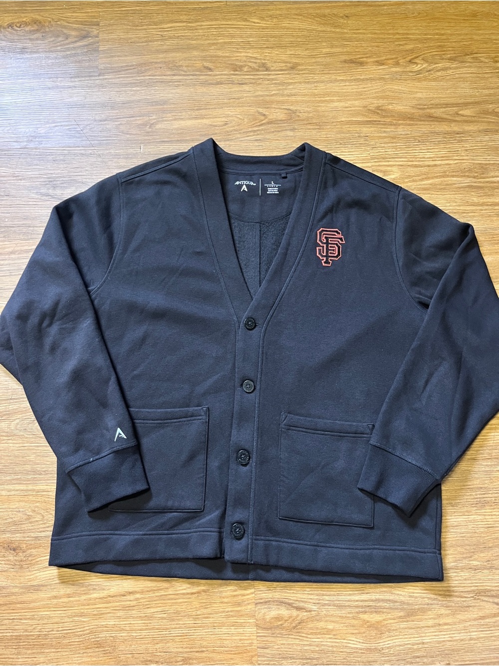 Men’s San Francisco Giants Antigua Black Victory Button-Front Cardigan Sweater - Picture 1 of 8